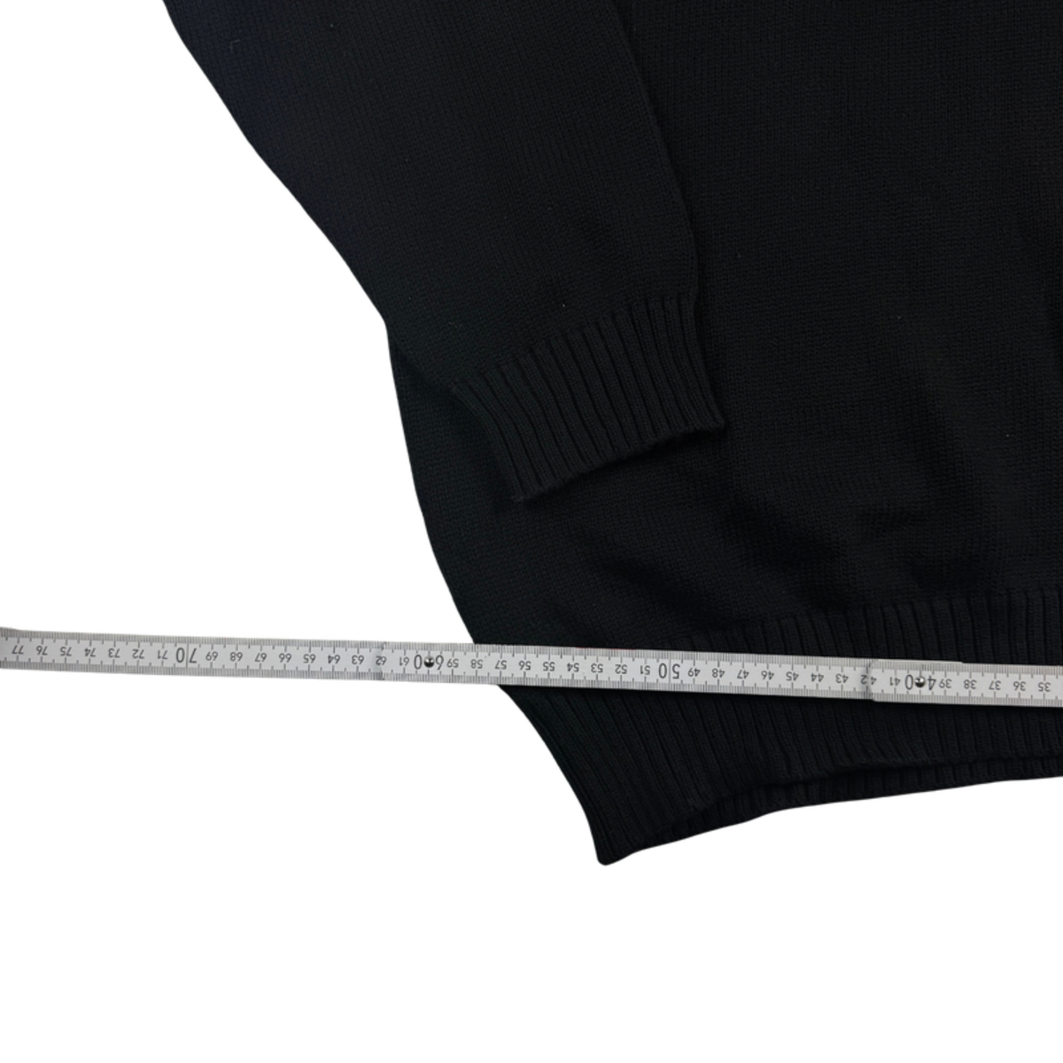 Vintage Pullover wird in der Breite von Achsel zu Achsel gemessen