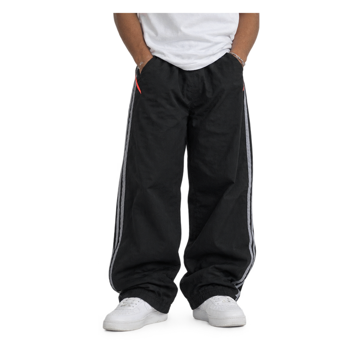 Vintage Adidas Trackpants mit drei Streifen am Model