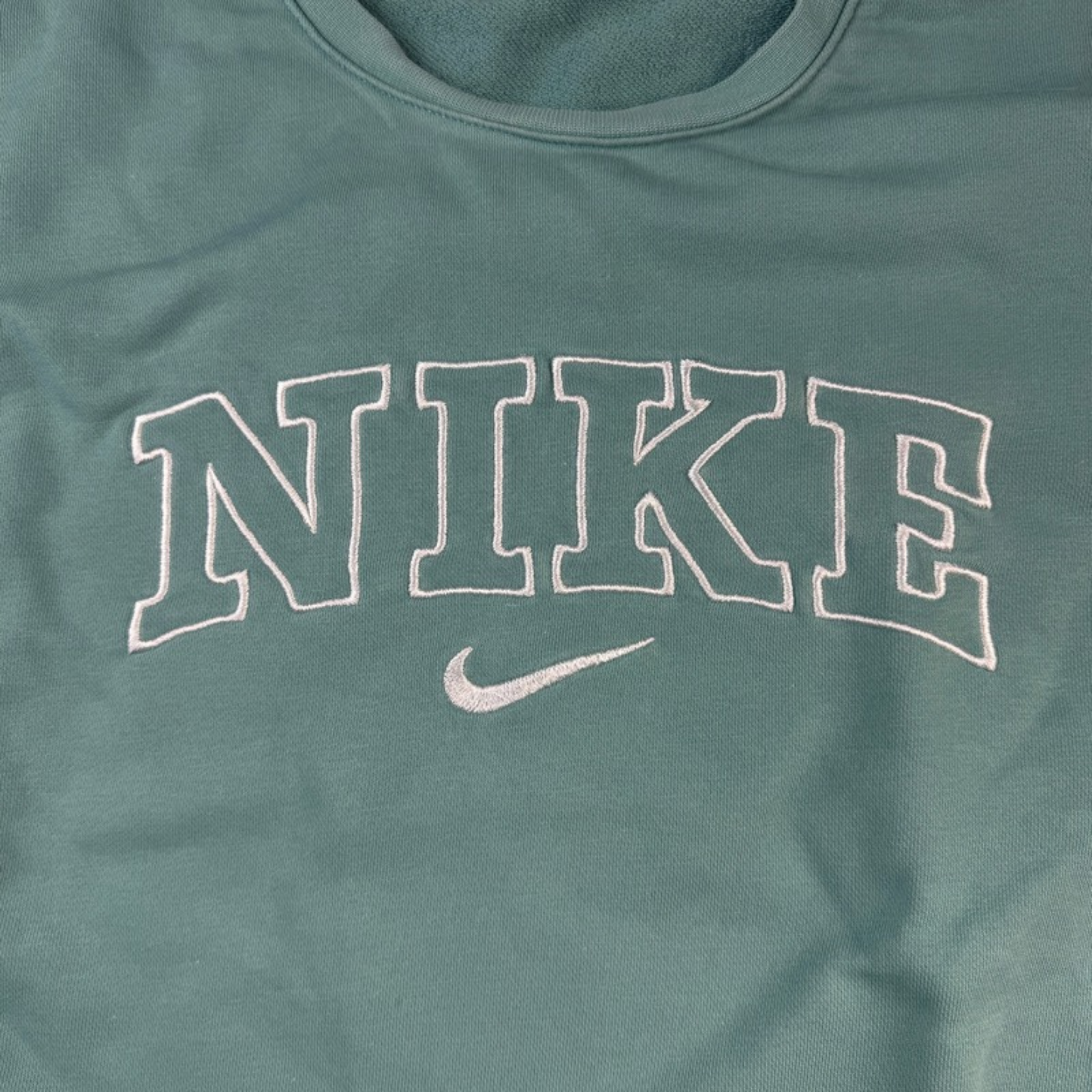Nike Sweater Türkis – Detail Stickerei