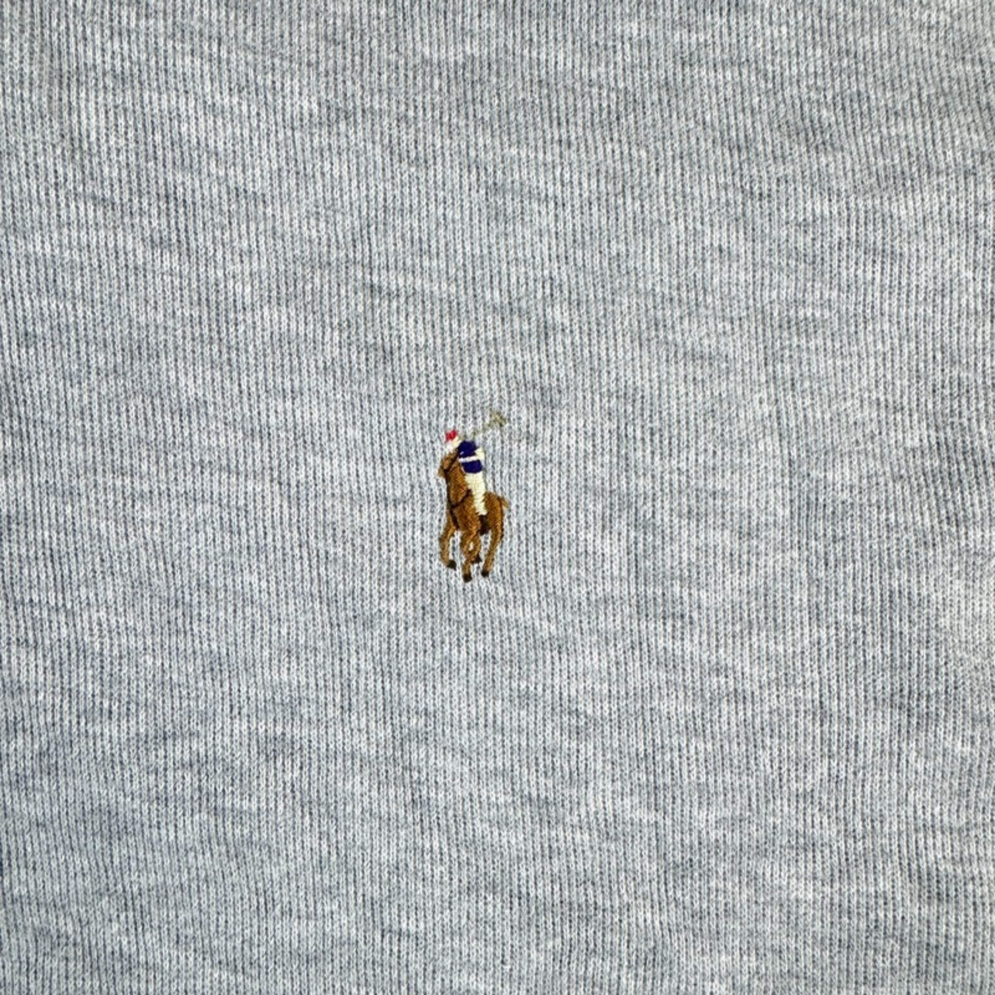 Ralph Lauren Half-Zip Grau – Detail Logo