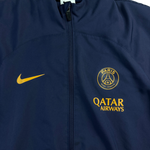 Nike PSG Windbreaker Dunkelblau – Detail Logo