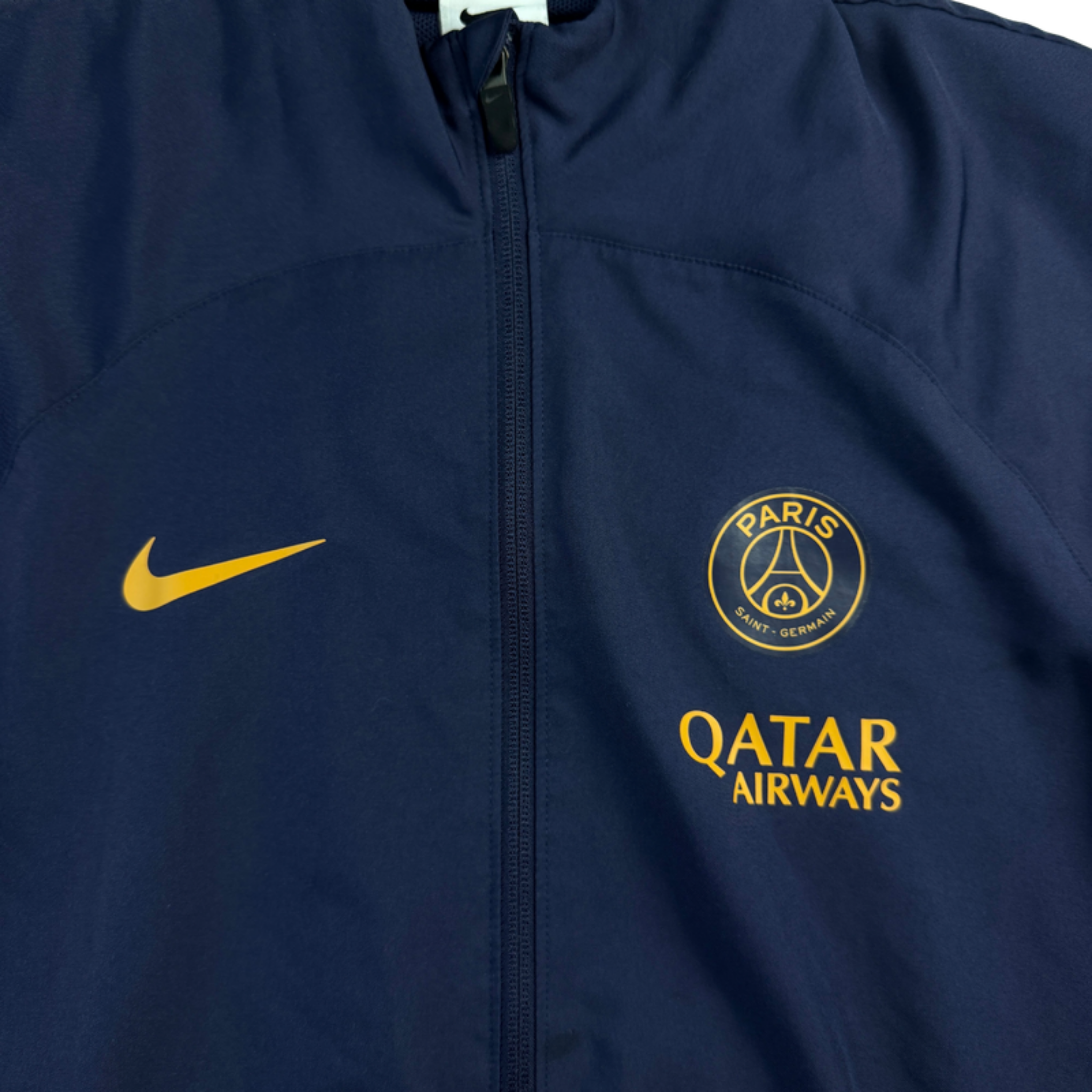 Nike PSG Windbreaker Dunkelblau – Detail Logo