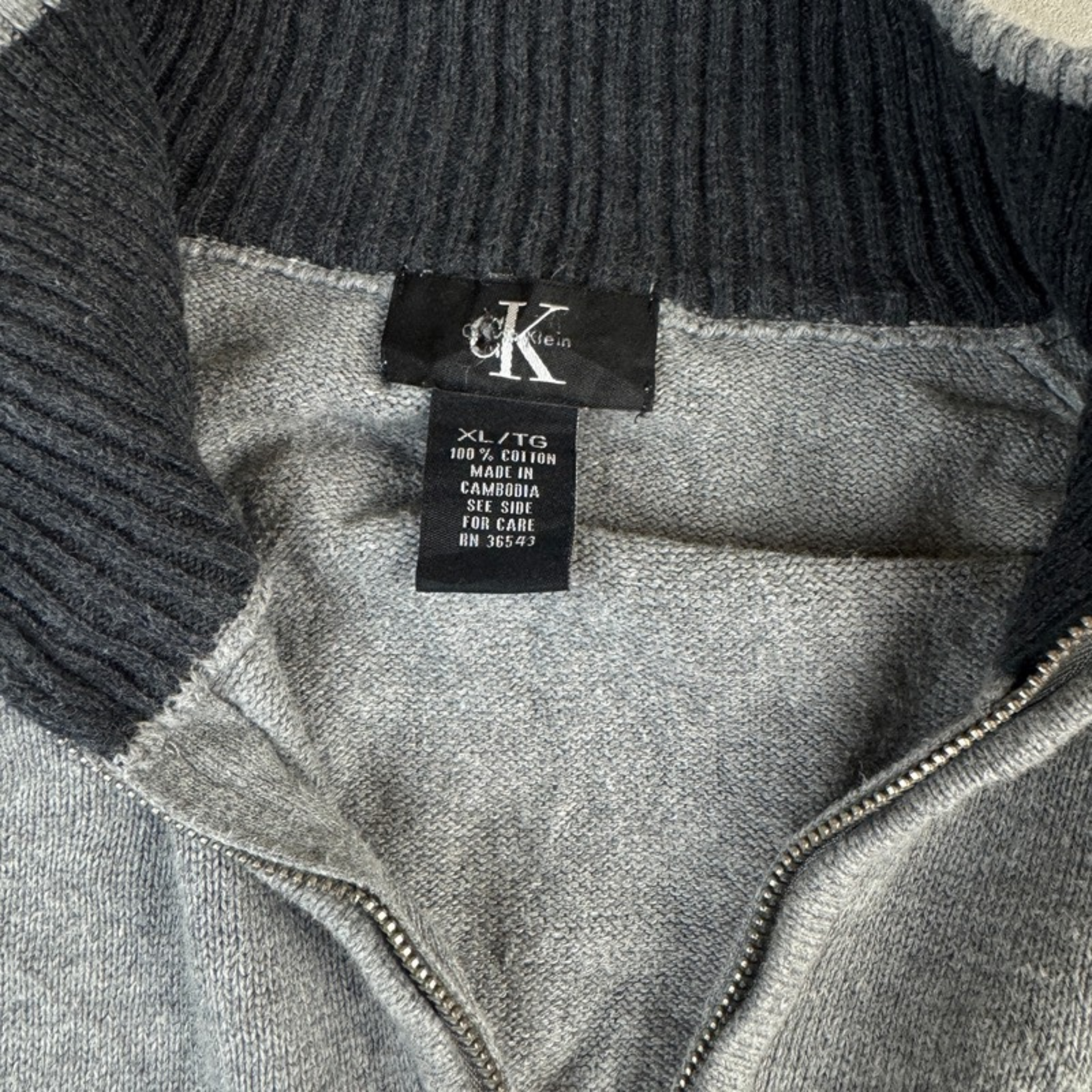 Calvin Klein Pullover – Etikett