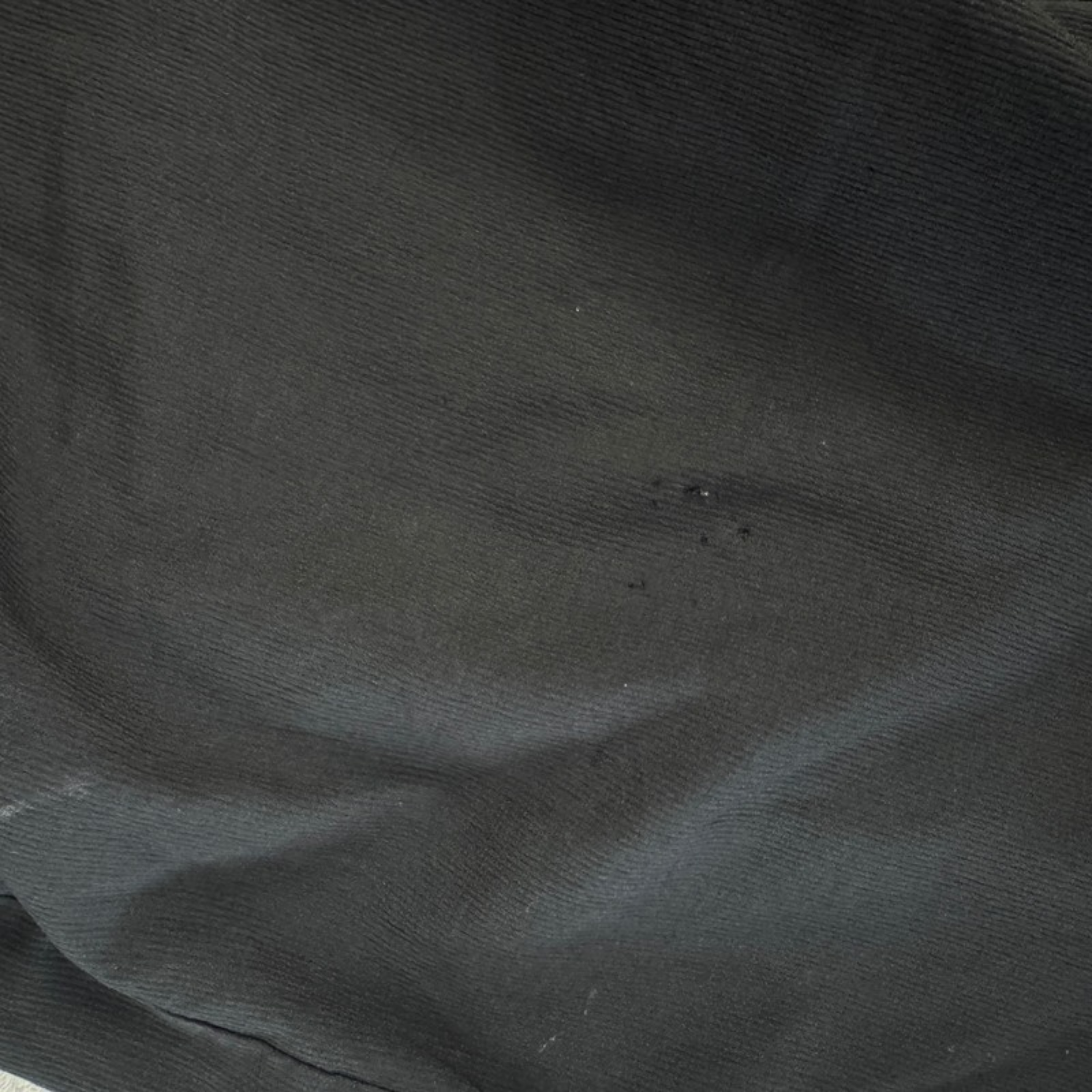 Kleine Punkte im Stoff